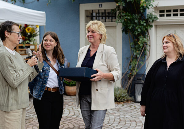 Vergabe des Publikumspreises 2026 an Nathalie Jadin, mit ihrem Werk „POISED BETWEEN“ | Foto: Mateusz Budasz